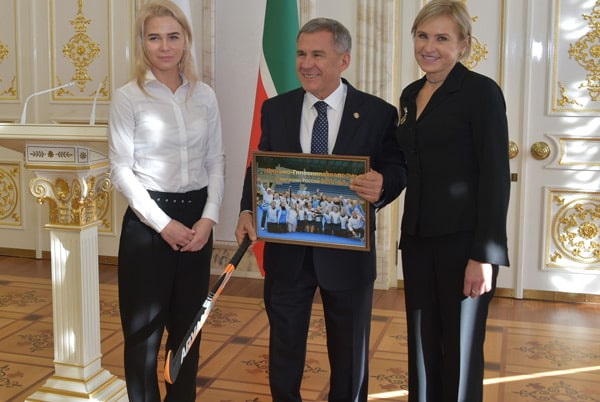 рустаму минниханову вручили победную клюшку