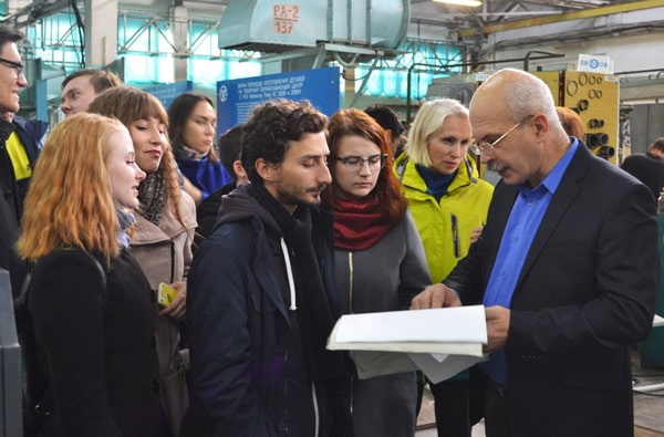 школьники на заводе елекон