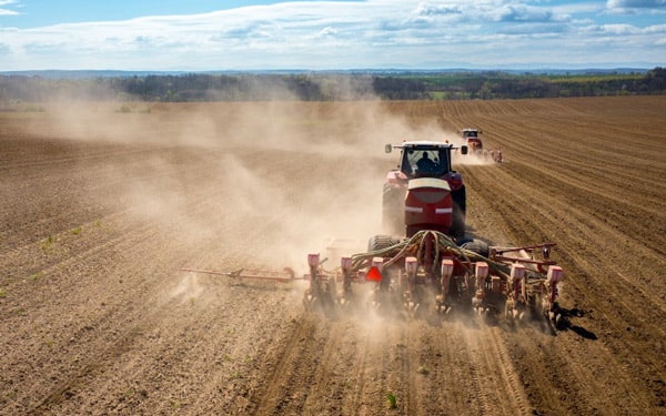 трактор на поле