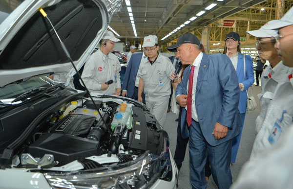 рустам-минниханов-посетил-завод-по-производству-автомобилей-GAC