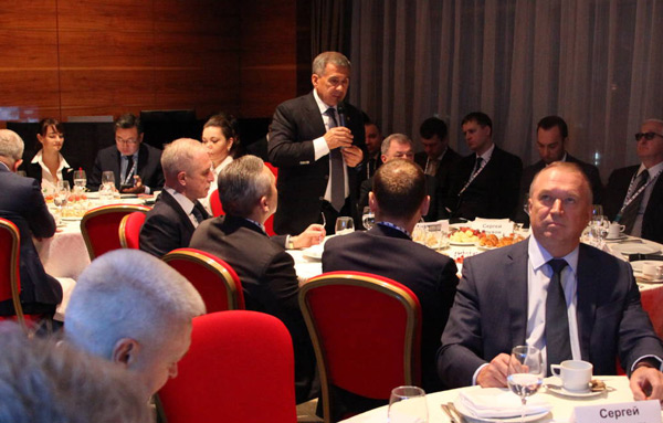 минниханов-принял-участие-в-деловом-завтраке