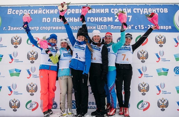 соревнования по лыжным гонкам среди студентов.