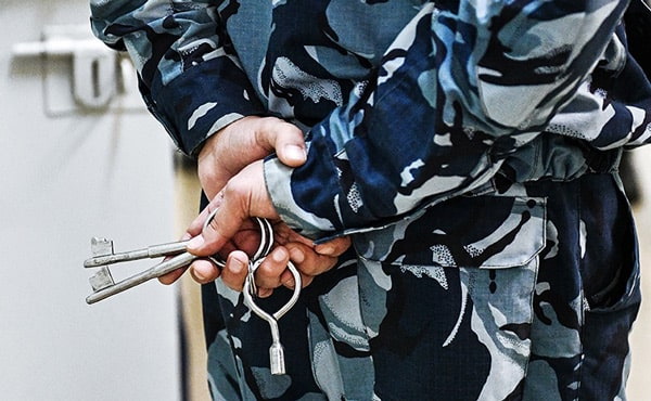 сотрудников колонии обвинили во взятке