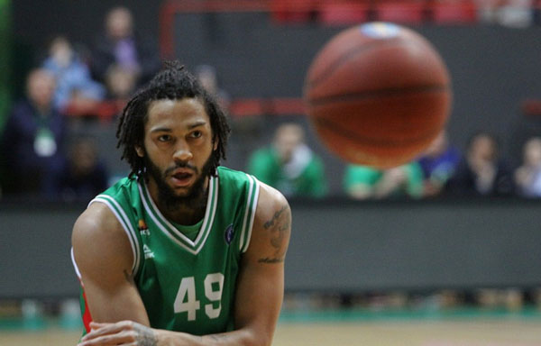 Американский-защитник-Пиеррия-Хенри