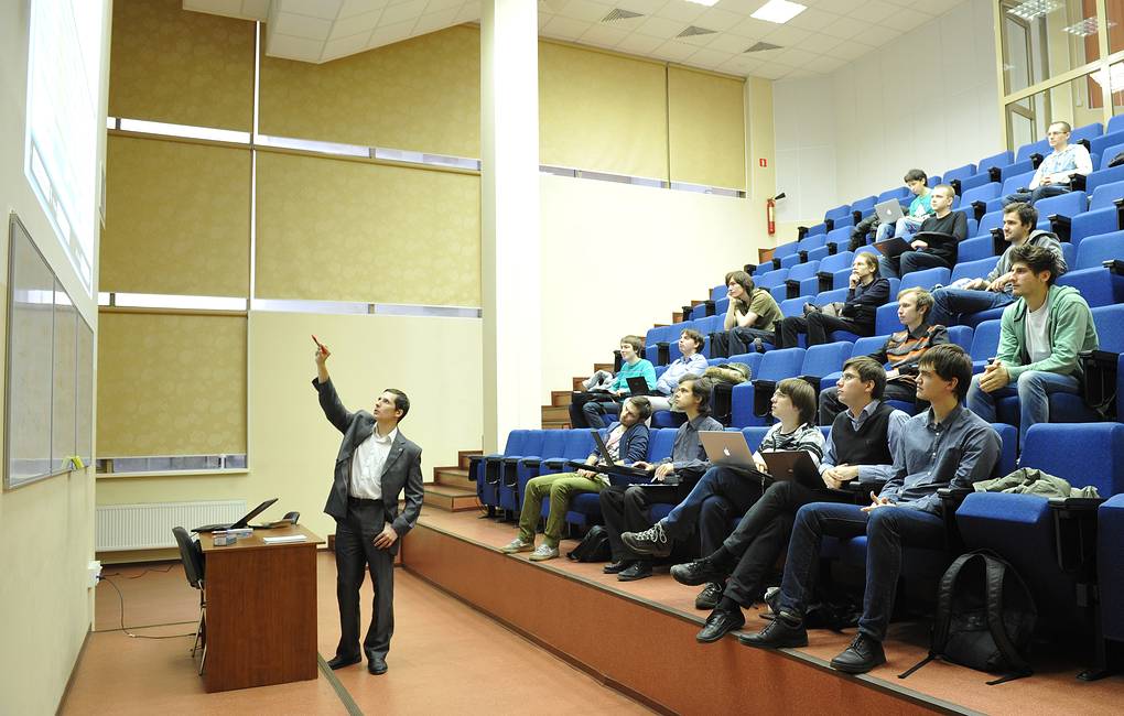 ITAR-TASS: ST. PETERSBURG, RUSSIA. JANUARY 17, 2014. Students at a lecture at the St Petersburg Academic University - Nanotechnology Research and Education Center of the Russian Academy of Sciences. (Photo ITAR-TASS/ Yuri Belinsky) Россия. Санкт-Петербург. 17 января. Во время занятия в аудитории академического физико-технологического университета - научно-образовательного центра нанотехнологий РАН. Фото ИТАР-ТАСС/ Юрий Белинский