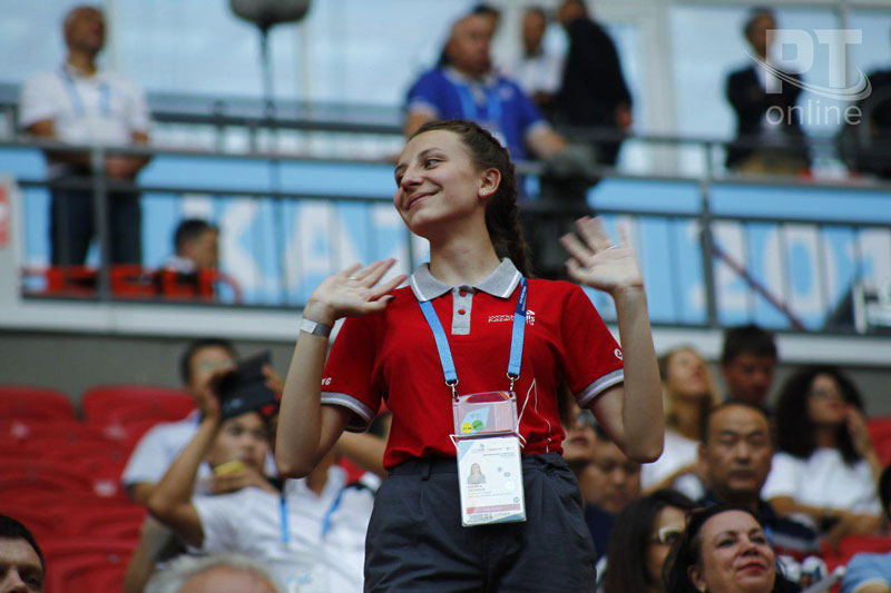 девушка-волонтер