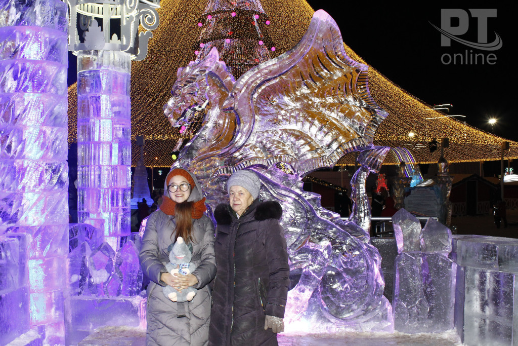 Новый год_Казань Главная Елка_бабушка и внучка_A8G9882