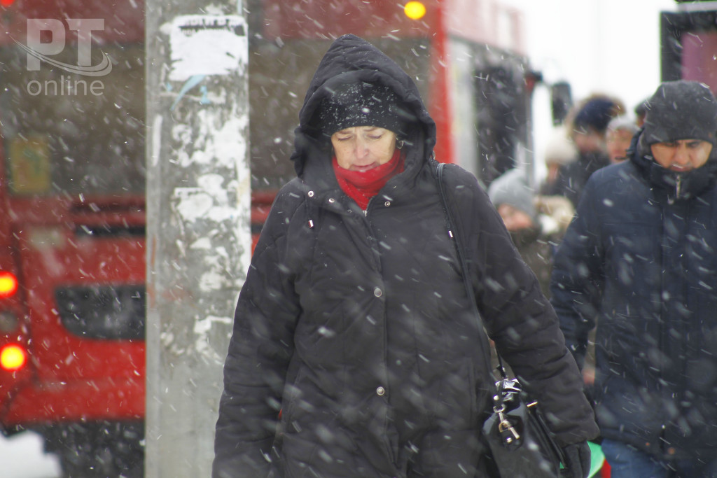 Погода_снег_грустная горожанка_A8G4505