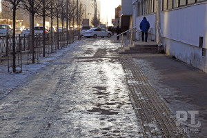 Погода_Гололед_тротуар_A8G9592