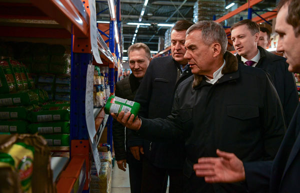 Минниханов-побывал-в-оптово-розничного-гипермаркете-в-Казани