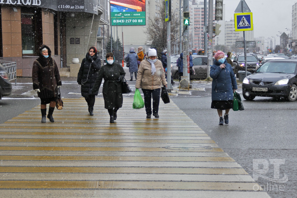 Пешеходный переход_люди в масках_A8G2344