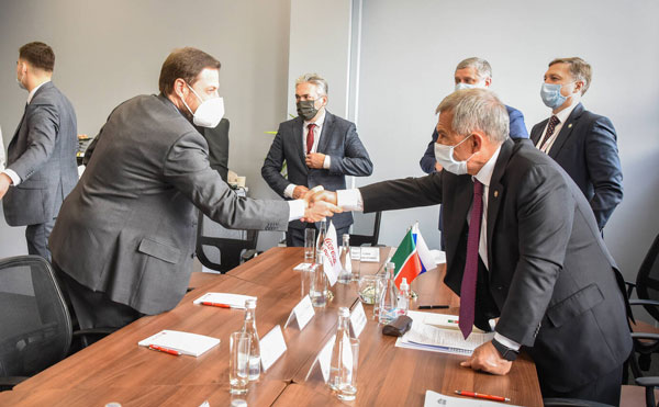 Встреча-Президента-Республики-Татарстан-Рустама-Минниханова-с-генеральным-директором-компании-Coca-Cola-HBC-Россия-Александаром-Ружевичем