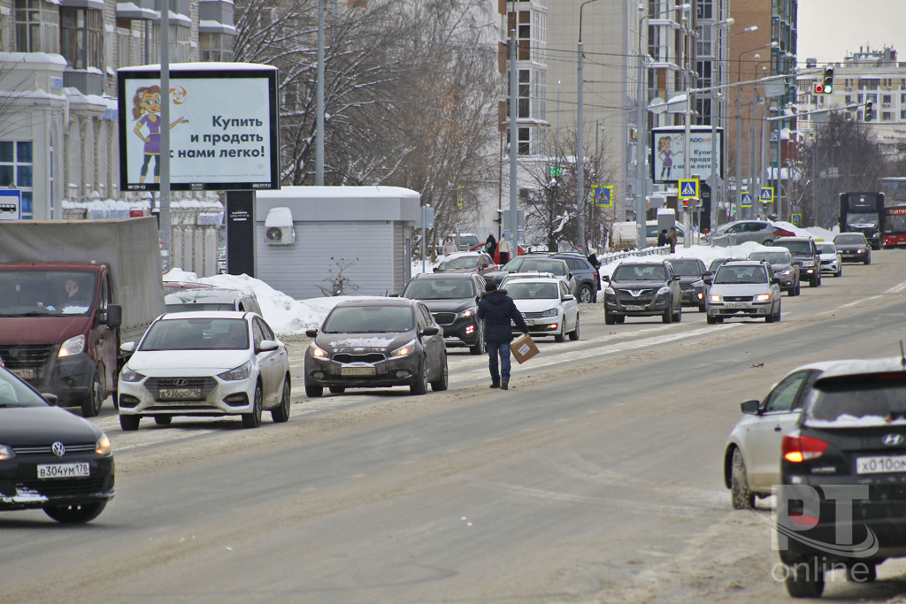 Пешеход нарушает_переход в неположенном месте_A8G3812
