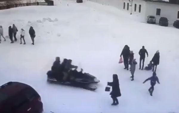 наед-езд-на-снегоходе