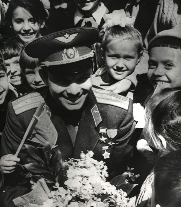 Гагарин-с-детьми