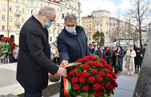 возложение-цветов-к-памятнику-тукая