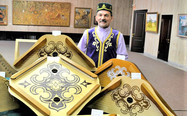 Гарай-Максумьянов-с-гуслями1