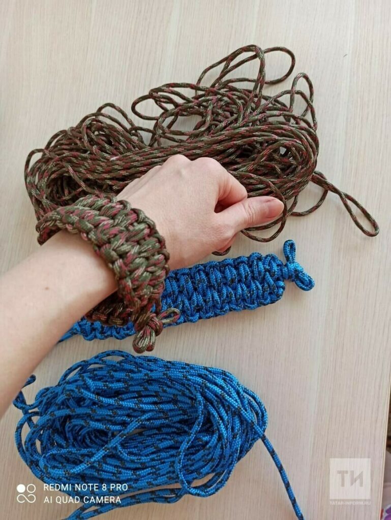 Учительница из Мамадыша начала плести тактические браслеты для бойцов СВО