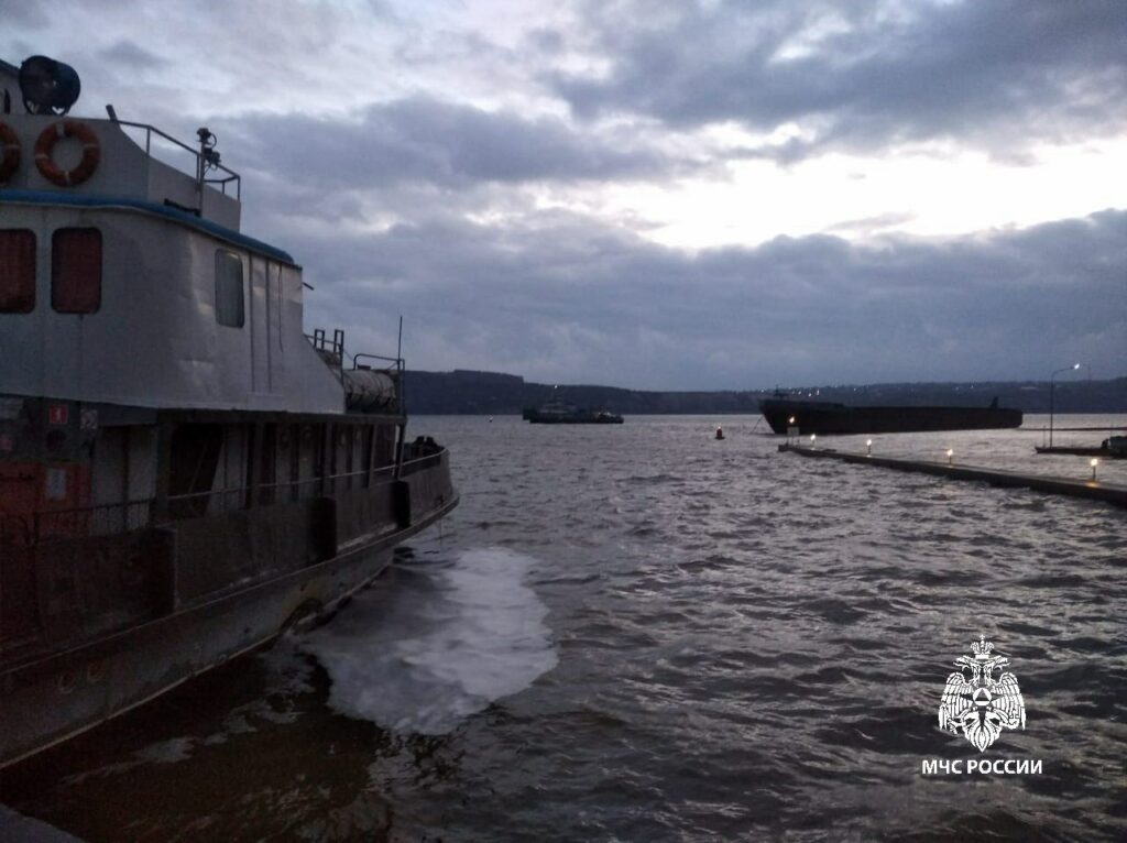 Новости Казани, происшествия. Теплоход-буксир «Тибет», севший на мель на 1305 километре реки Волга возле Казани, в 4 часа утра был снят с мели.