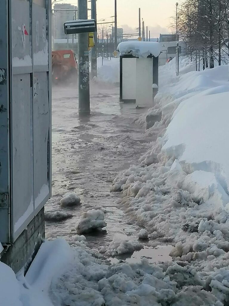 прорыв трубы на улице Амирхана в Казани