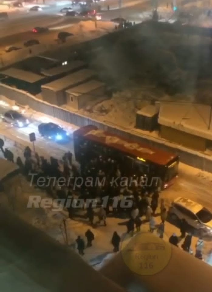 Казань не может выбраться из сугробов