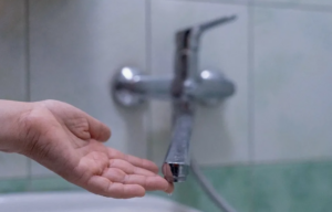 В Казани жители дома на улице Братьев Касимовых остались без воды из-за аварии