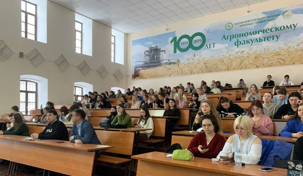 Закадрить доярку, завлечь агронома: как удержать молодежь в селах Татарстана