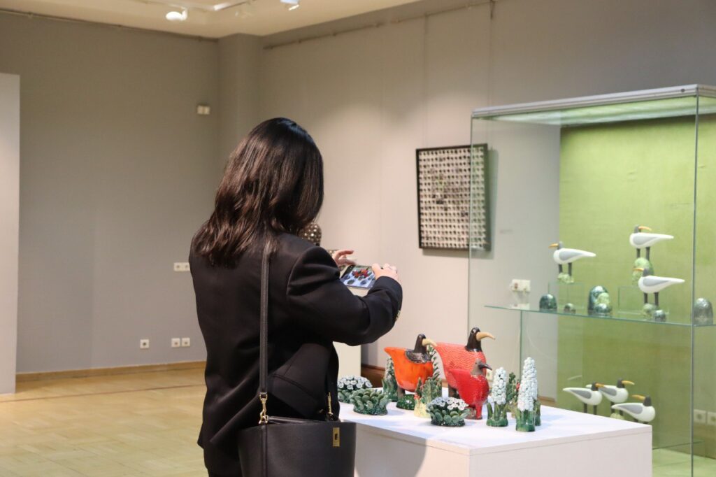 «Глина – особый язык искусства»: в Казани открылась выставка керамики Надии Миниахметовой «Птицы и звёзды»