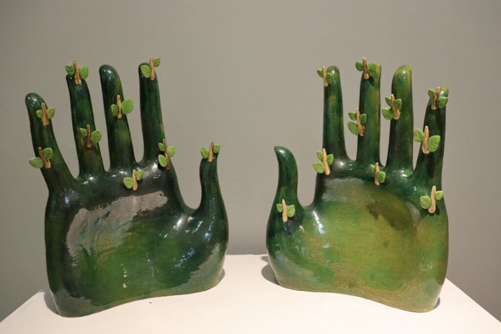 «Глина – особый язык искусства»: в Казани открылась выставка керамики Надии Миниахметовой «Птицы и звёзды»