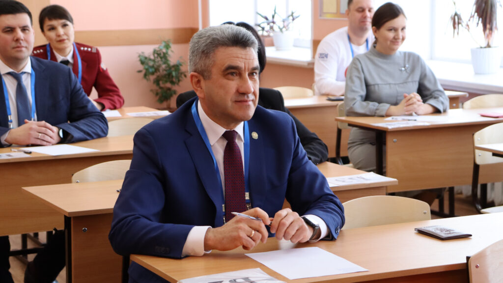 Глава Минобразования РТ сдал ЕГЭ по истории в Казани