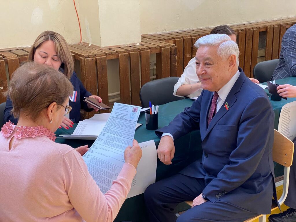 Фарид Мухаметшин с супругой проголосовал на выборах Президента России