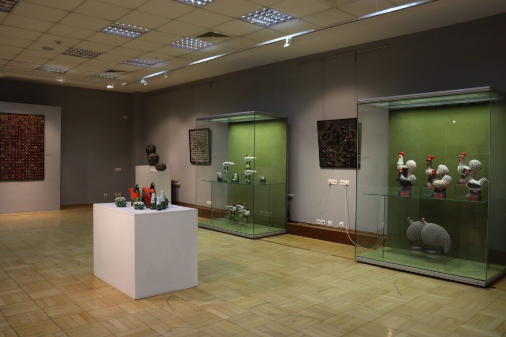 «Глина – особый язык искусства»: в Казани открылась выставка керамики Надии Миниахметовой «Птицы и звёзды»