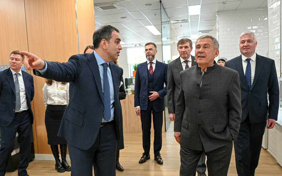 Минниханов осмотрел новый офис СИБУР-РТ в Казани