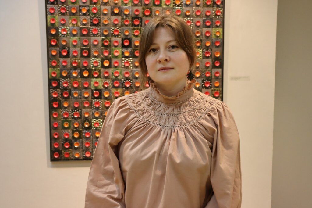 «Глина – особый язык искусства»: в Казани открылась выставка керамики Надии Миниахметовой «Птицы и звёзды»