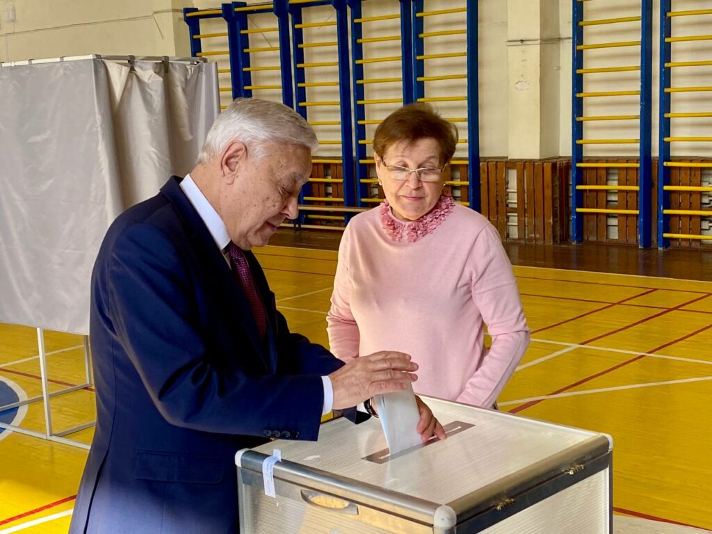 Фарид Мухаметшин с супругой проголосовал на выборах Президента России