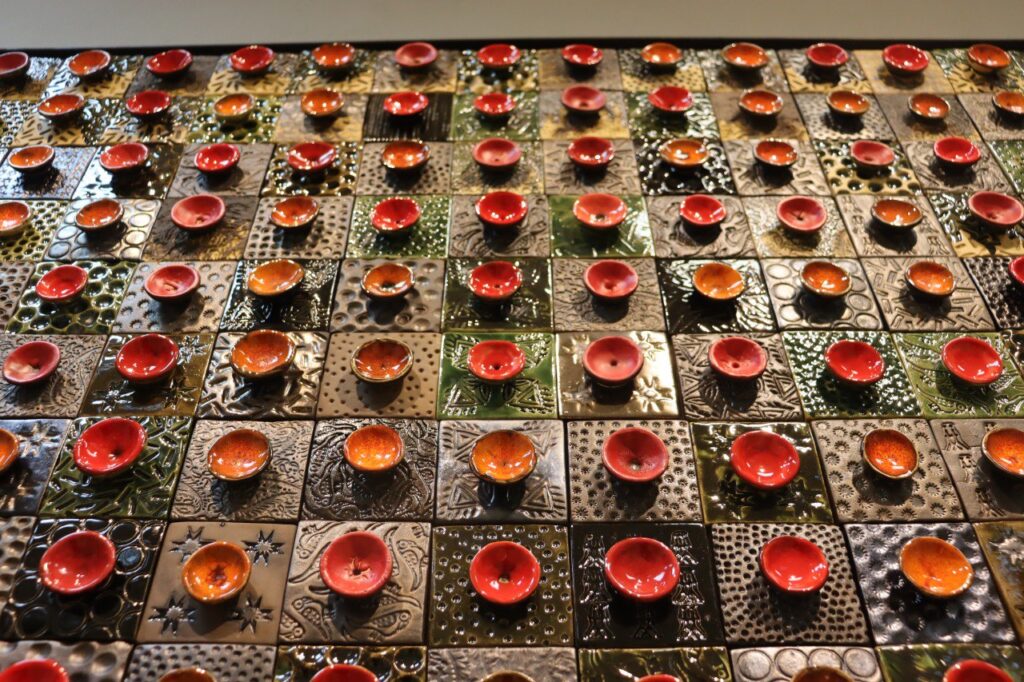 «Глина – особый язык искусства»: в Казани открылась выставка керамики Надии Миниахметовой «Птицы и звёзды»