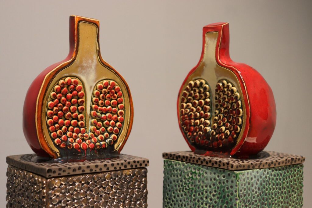 «Глина – особый язык искусства»: в Казани открылась выставка керамики Надии Миниахметовой «Птицы и звёзды»