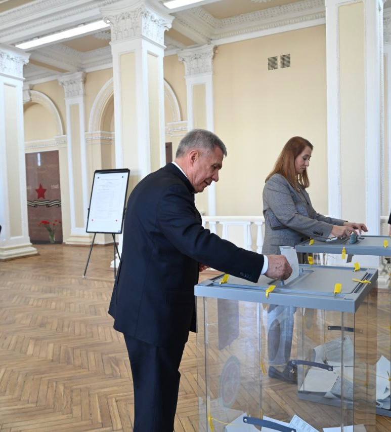 Минниханов вместе с супругой проголосовали на выборах Президента