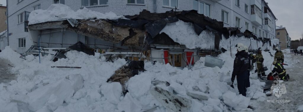 В Казани обвалилась крыша козырька магазина, никто не пострадал 