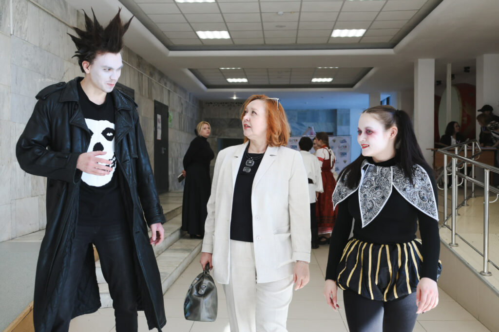 На открытии избирательных участков в Казани сыграл оркестр и устроили косплей