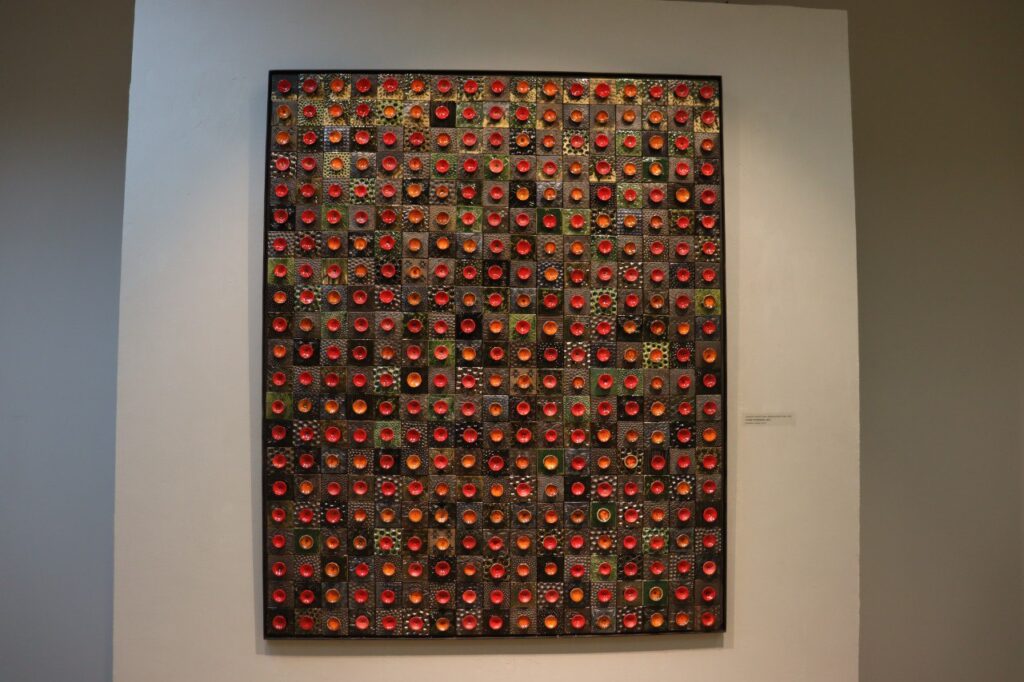 «Глина – особый язык искусства»: в Казани открылась выставка керамики Надии Миниахметовой «Птицы и звёзды»