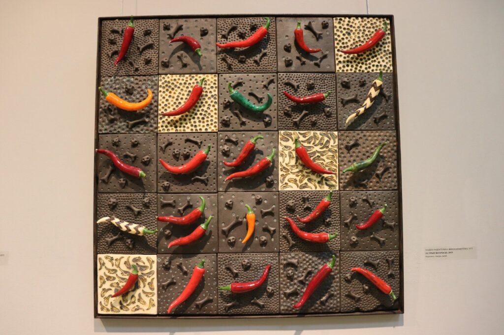 «Глина – особый язык искусства»: в Казани открылась выставка керамики Надии Миниахметовой «Птицы и звёзды»