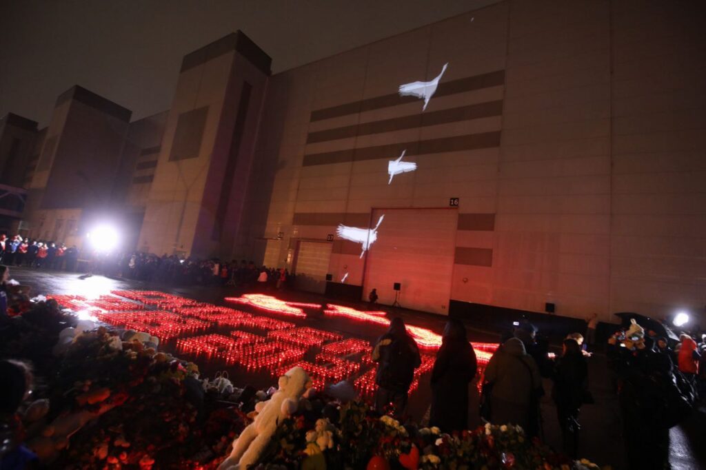 Журавли взлетели на здании «Крокус Сити Холла» в память о погибших в теракте