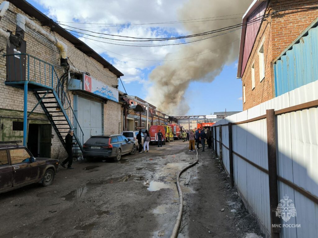 В Казани горит цех по производству мебели