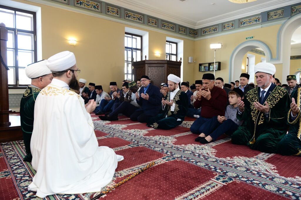 Коллективная молитва, плов и мусульманская свадьба: в Татарстан пришел Ураза-байрам