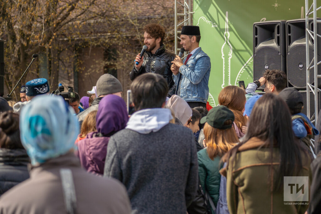 Коллективная молитва, плов и мусульманская свадьба: в Татарстан пришел Ураза-байрам