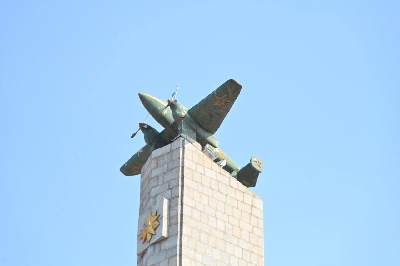 Минниханов почтил память советских летчиков, возложив цветы к памятнику в городе Чанчунь