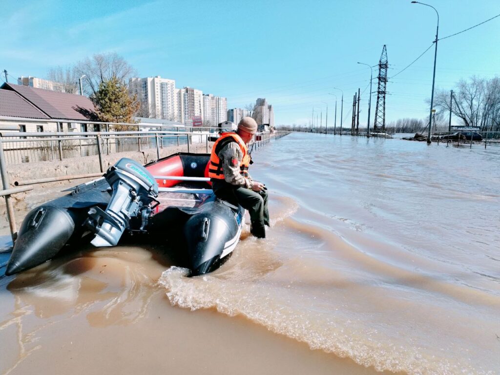 Удержаться на плаву: волонтеры Татарстана помогают жителям затопленного Оренбурга