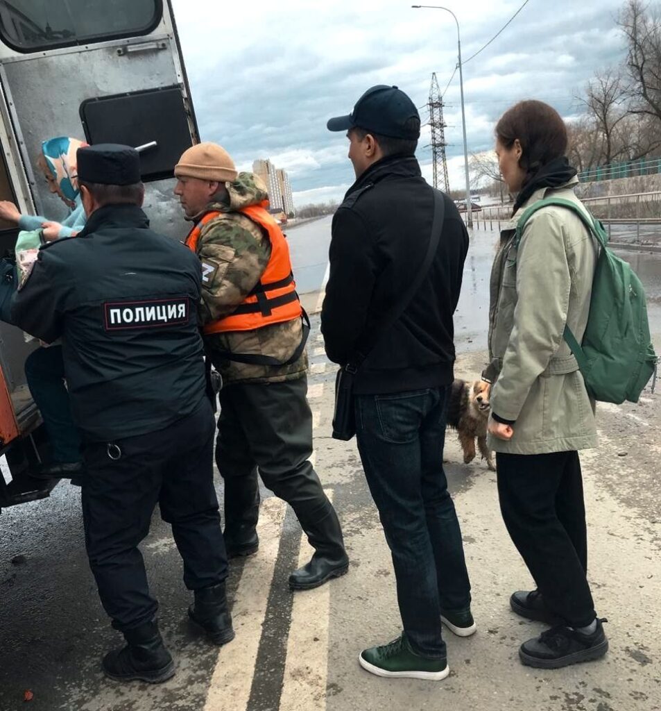 Удержаться на плаву: волонтеры Татарстана помогают жителям затопленного Оренбурга