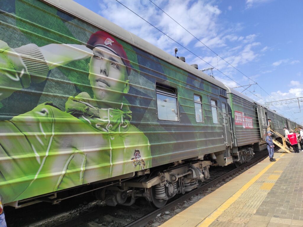 Поезд Минобороны привез в Казань подбитый «Брэдли»